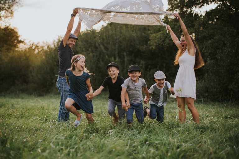 Familienfotos_sonnenuntergang_radolfzell_spass_kinder_bodensee_marionaphotography-11