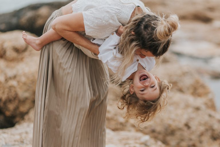 Familienshooting_familienfotograf_kinderfotos_natuerlichebilder_amstrand_happymoments_bodensee_schweiz_marionaphotography-46