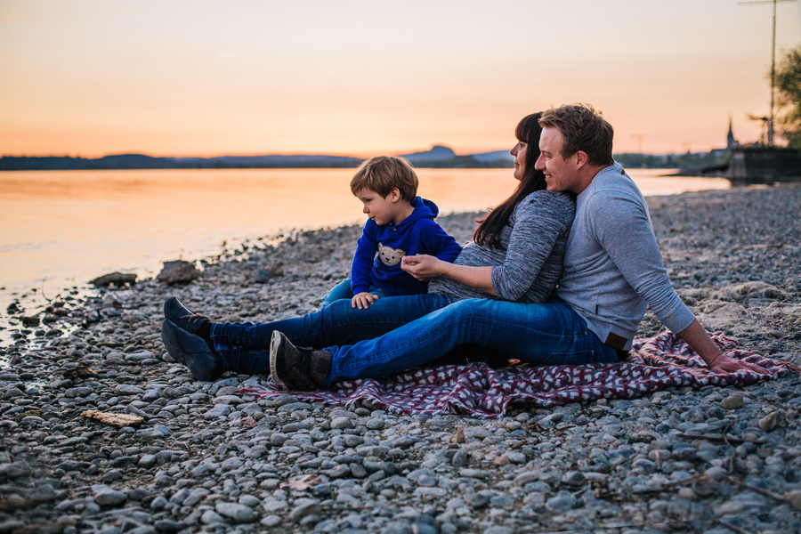 michaela21_familienbilder_familienfotograf_bodenseefotograf_bodensee_sonneuntergang_marionaphotography