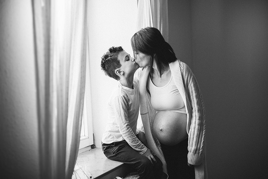 ClarissaJosef3_schwangerschaft_gefuehle_studio_shooting_marionaphotography