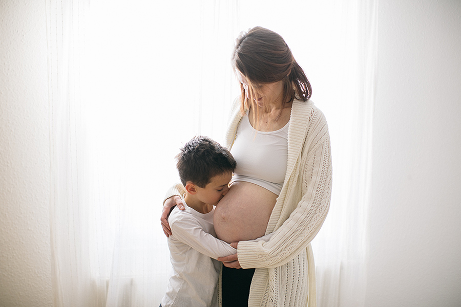 ClarissaJosef4_schwangerschaft_gefuehle_studio_shooting_marionaphotography