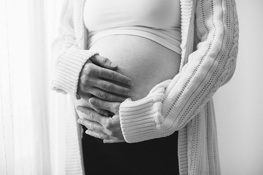 ClarissaJosef5_schwangerschaft_gefuehle_studio_shooting_marionaphotography