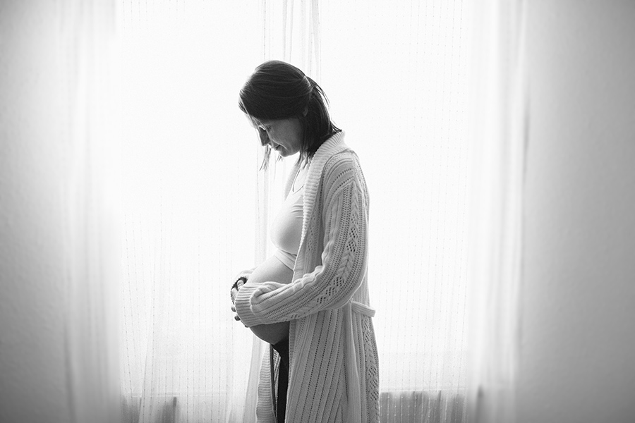 ClarissaJosef6_schwangerschaft_gefuehle_studio_shooting_marionaphotography