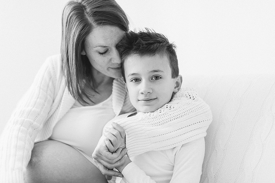 ClarissaJosef7_schwangerschaft_gefuehle_studio_shooting_marionaphotography