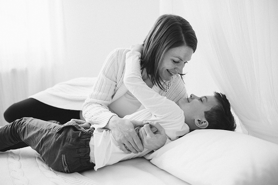 ClarissaJosef9_schwangerschaft_gefuehle_studio_shooting_marionaphotography