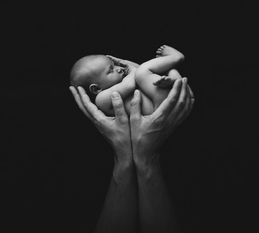 Bianka_schwarzweiss_haendefotos_mitpapa_bodensee_neugeborenes_marionaphotography