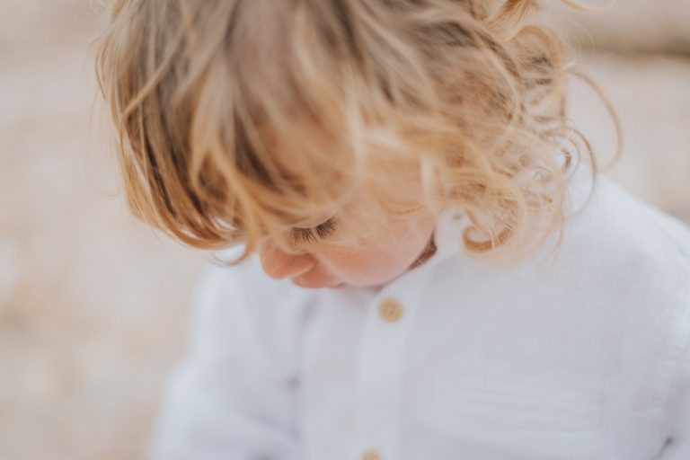 familienshooting_familienfotograf_kinderfotos_natuerlichebilder_amstrand_happymoments_bodensee_schweiz_marionaphotography-134