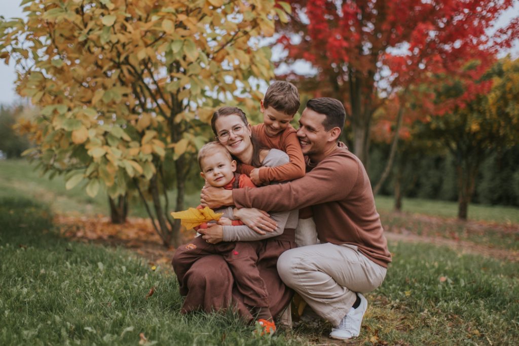 familienbilder im herbst bunte farben