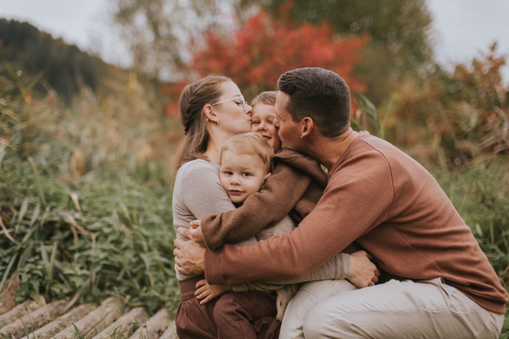 familienfotograf bodensee alle küssen sich