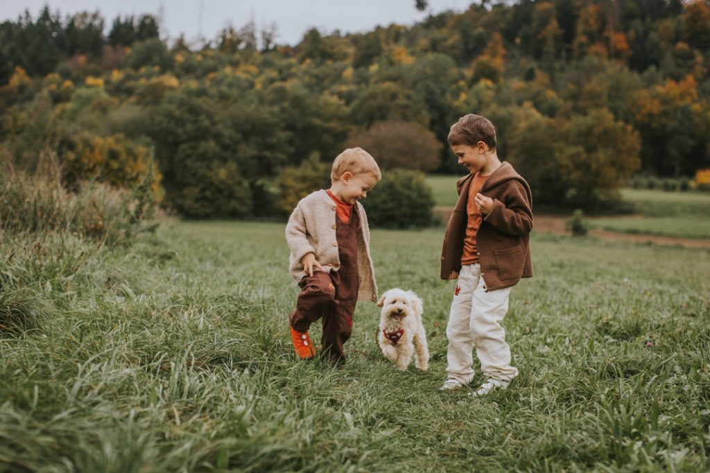 kinderportraits in der Natur mit Hund