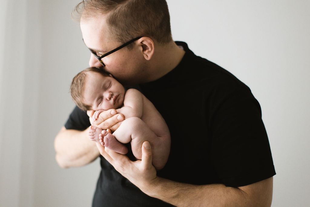 babybauchposition auf papas hände kuss 