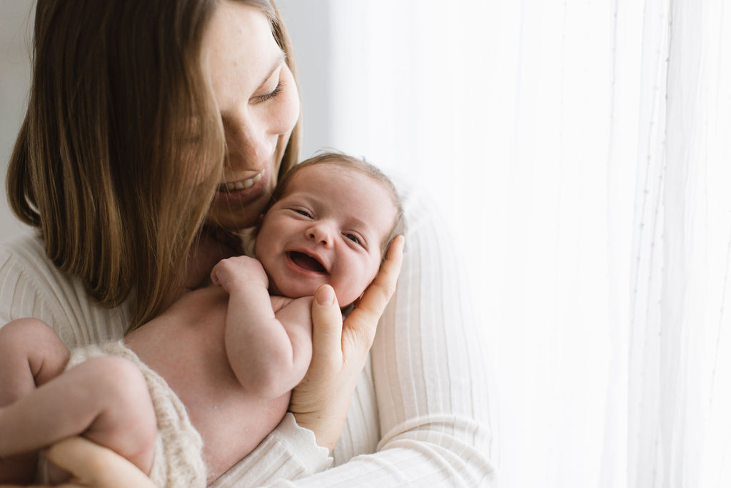 Mama mit Baby am Lachen