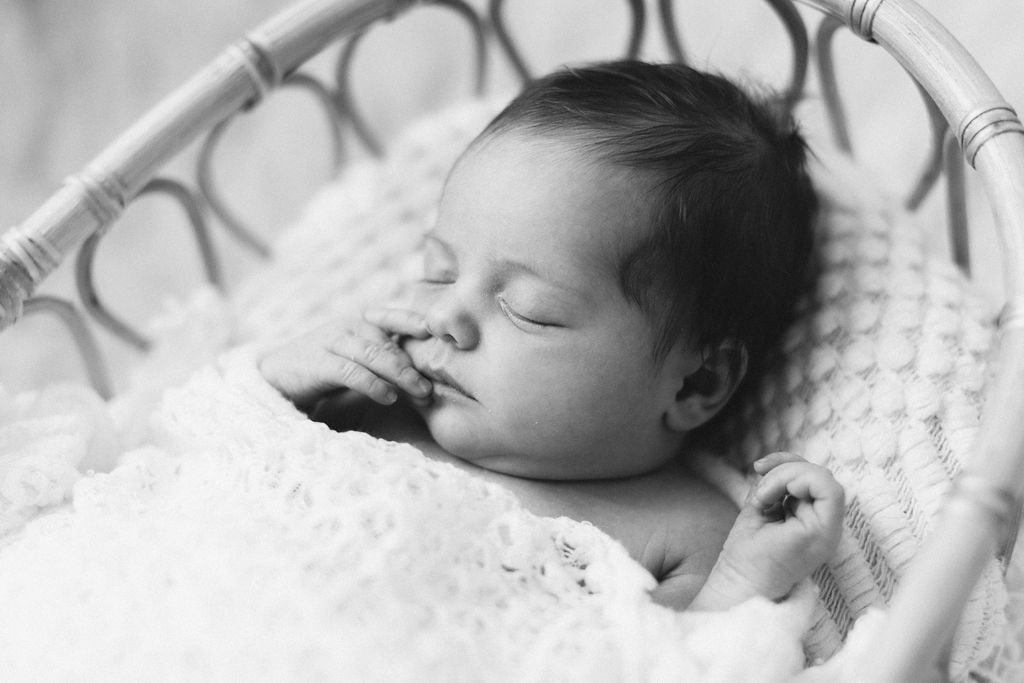 babyfoto schwarzweiss im Bett