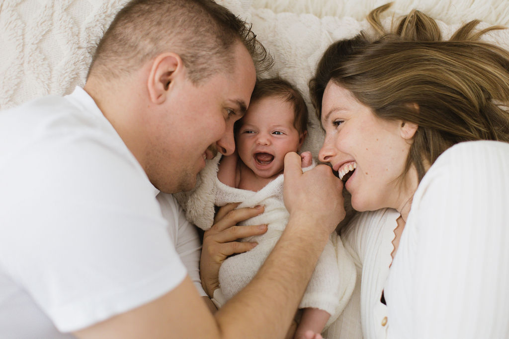 familienbilder alle lachen die welt ist schön