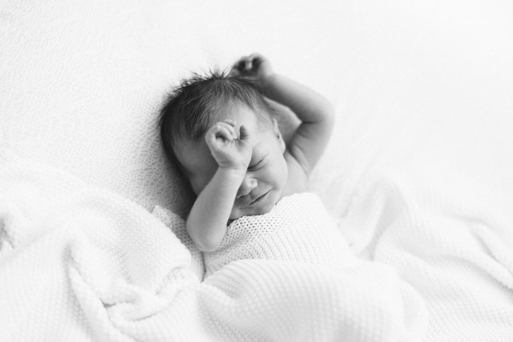 baby versteckt sich von der kamera